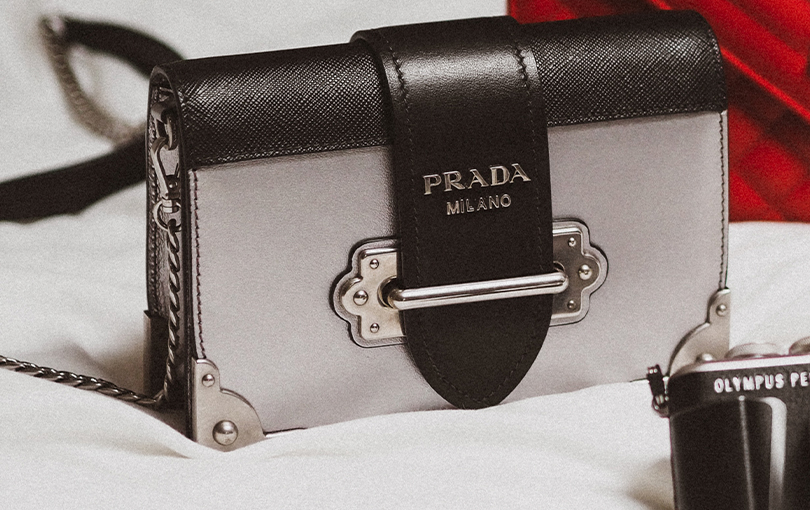 História da moda: conheça mais sobre como começou a icônica marca Prada